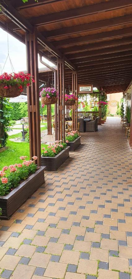 Hotel Yarus Ploieşti Exterior foto