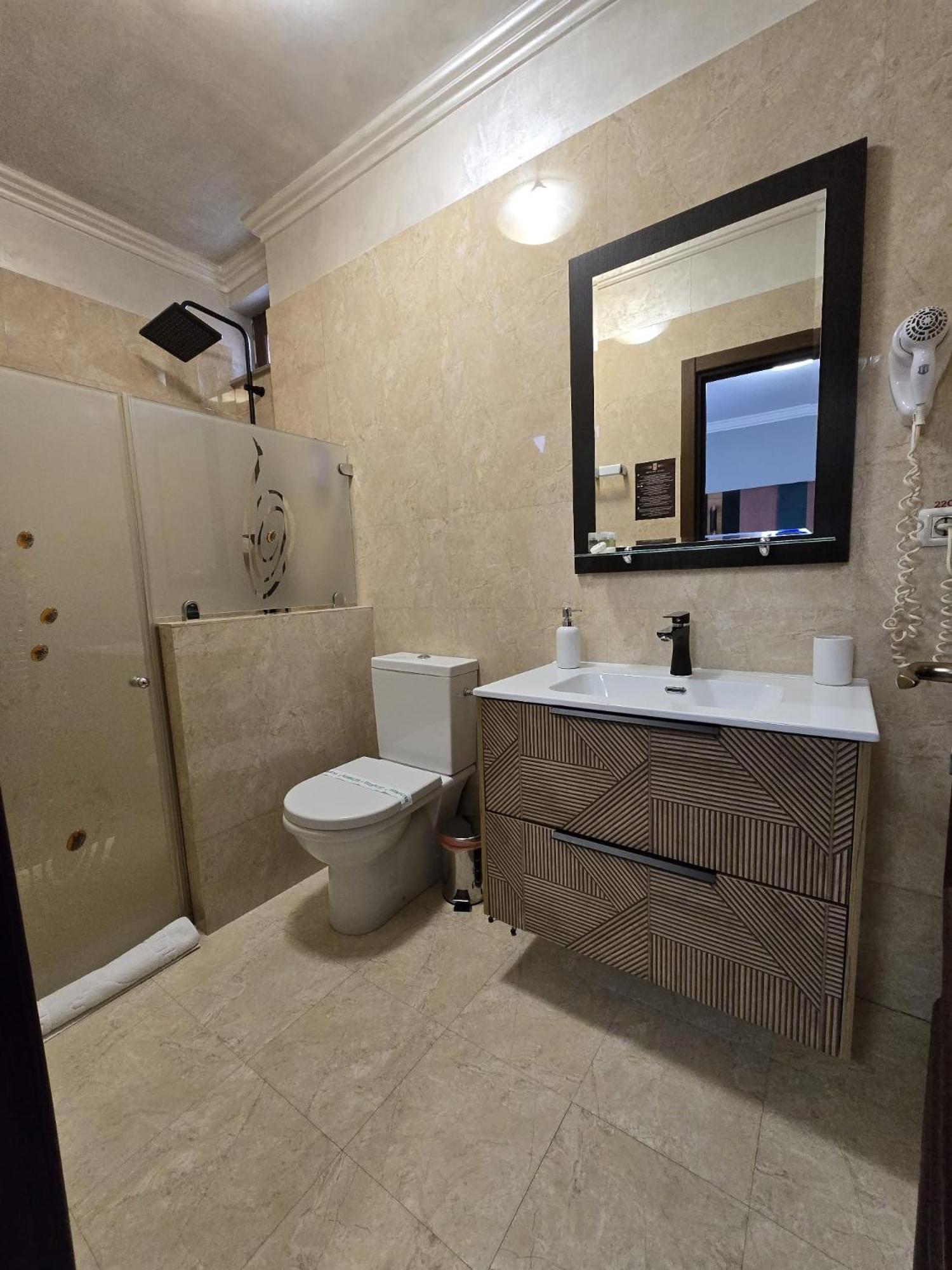 Hotel Yarus Ploieşti Exterior foto