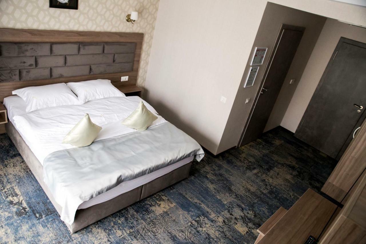 Hotel Yarus Ploieşti Exterior foto